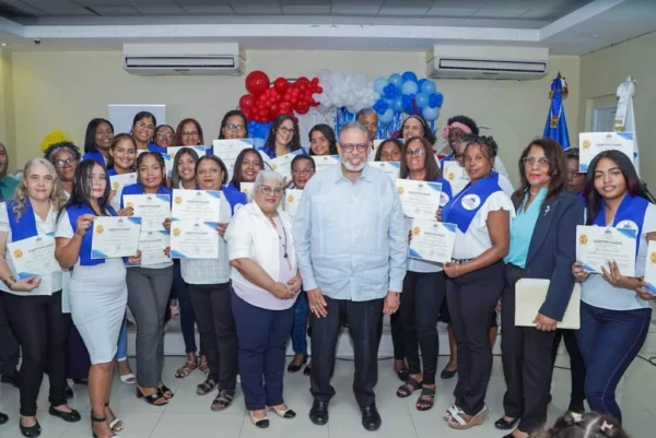 Modesto Guzmán entregó los certificados.