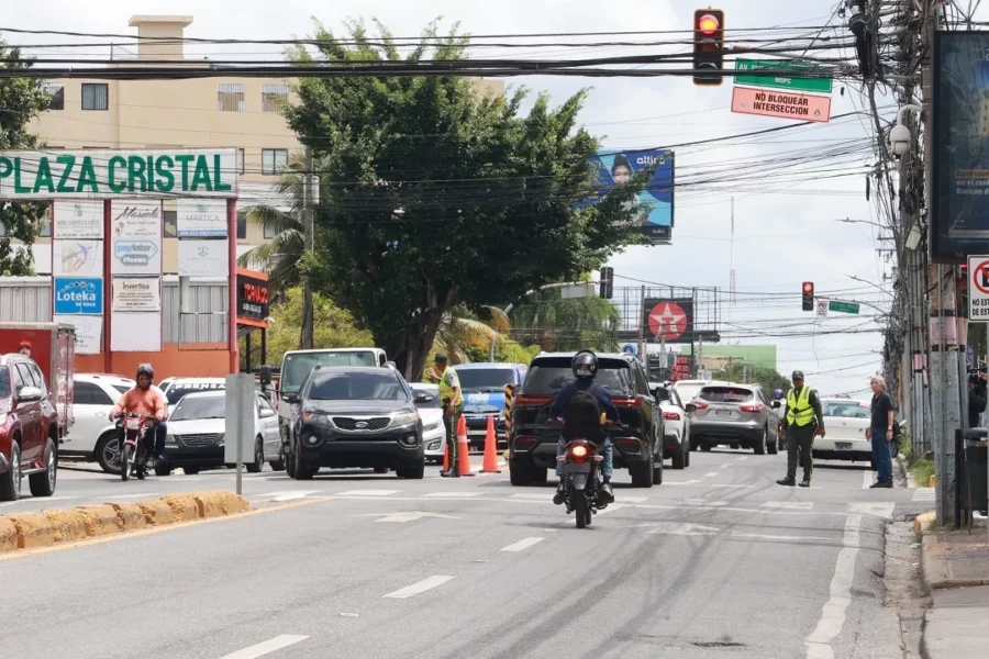 La ciudadanía se va familiarizando poco a poco con los nuevos trayectos para retomar sus rutas. Elieser Tapia La ciudadanía se va familiarizando poco a poco con los nuevos trayectos para retomar sus rutas. Elieser Tapia