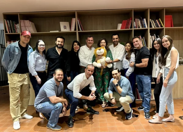 Ejecutivos y miembros de los equipos de  Ogilvy y AMC.