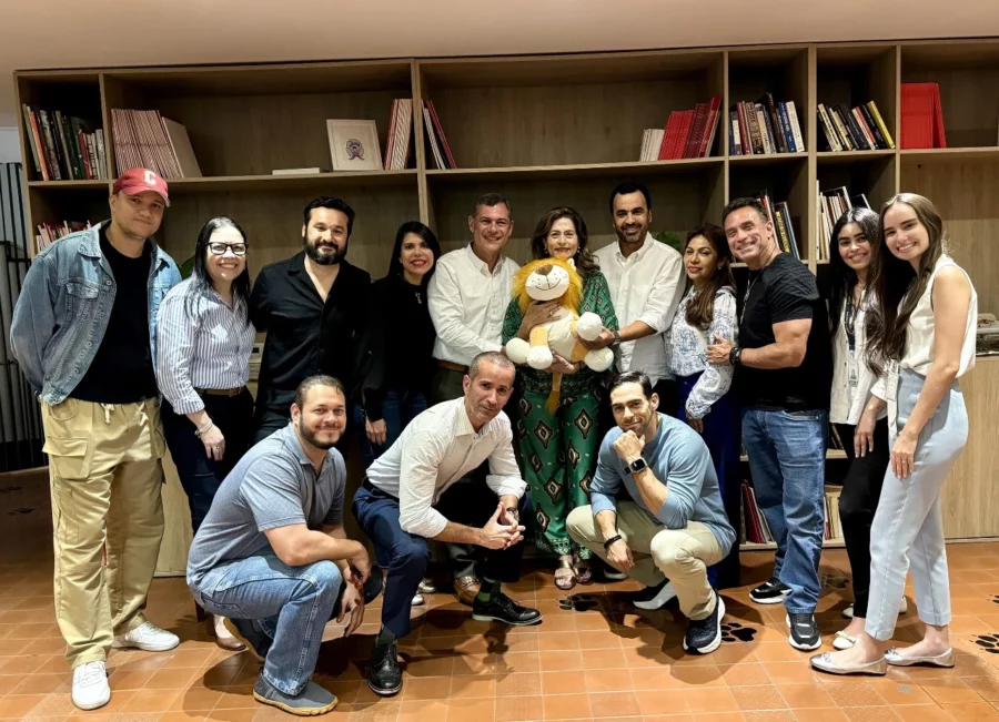 Ejecutivos y miembros de los equipos de Ogilvy y AMC. Ejecutivos y miembros de los equipos de Ogilvy y AMC.