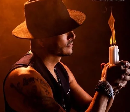 El cantante Max Max promociona “Amor de tres”. El cantante Max Max promociona “Amor de tres”.