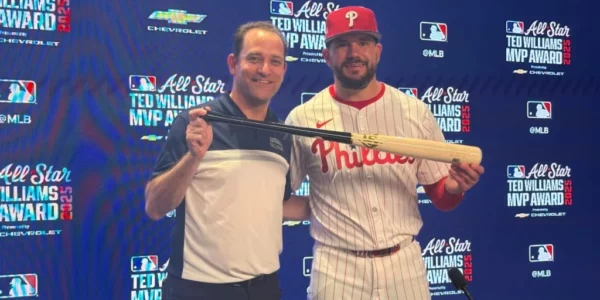 Kyle Schwarber entrega el bate a  Jeff Idelson para historia.