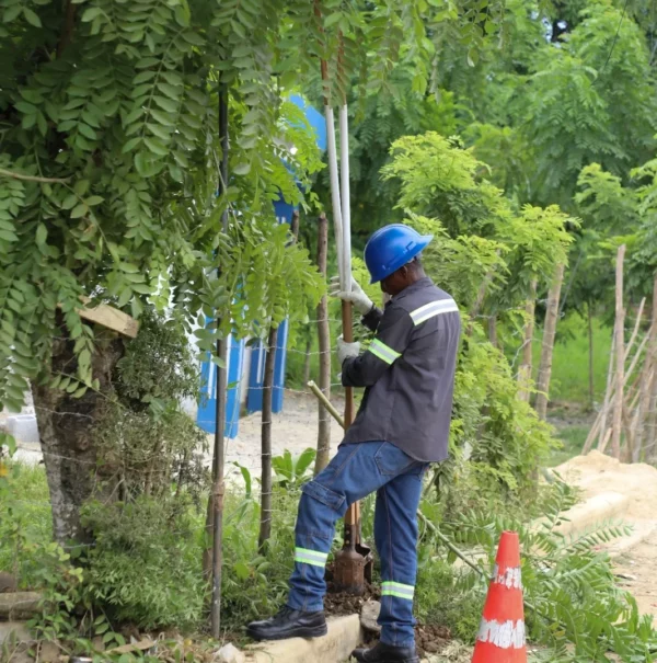 Uno de los obreros de brigadas de Edeeste.