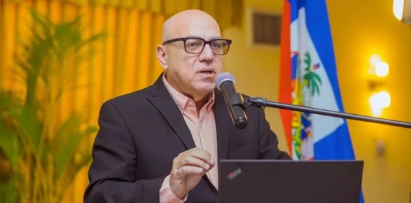 El magnate, de 69 años, fue detenido  en Palm Beach.