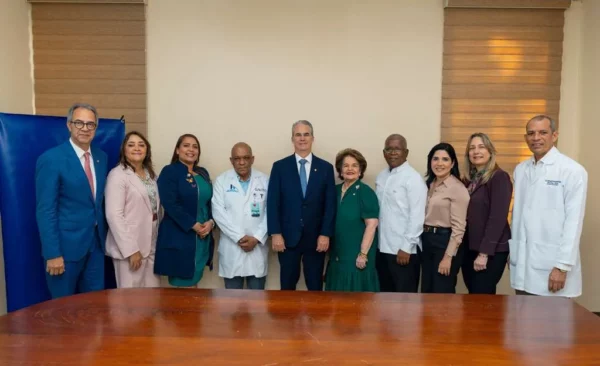 Ejecutivos durante la  entrega de equipos.