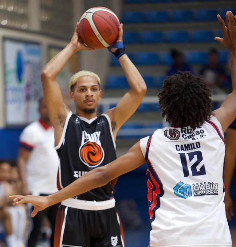 Raúl Torres, de los Fénix, defendido por Johan Camilo. Raúl Torres, de los Fénix, defendido por Johan Camilo.