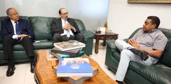 Omar Liriano y Henry Merán    mientras conversan con José P. Monegro durante una visita a la redacción de EL DÍA                    .  Alexis Monegro