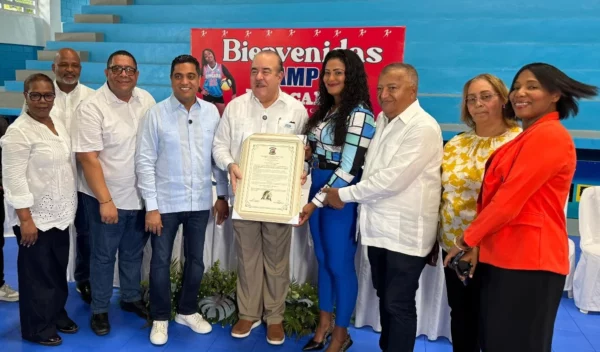 Entrega-Sindico SC entrega pergamino a Marte Hoffiz