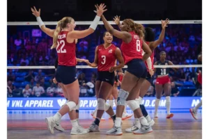 Jugadoras de Estados Unidos celebran triunfo ante RD