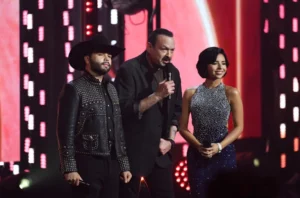Pepe, Angela y Leonardo Aguiar en el escenario.