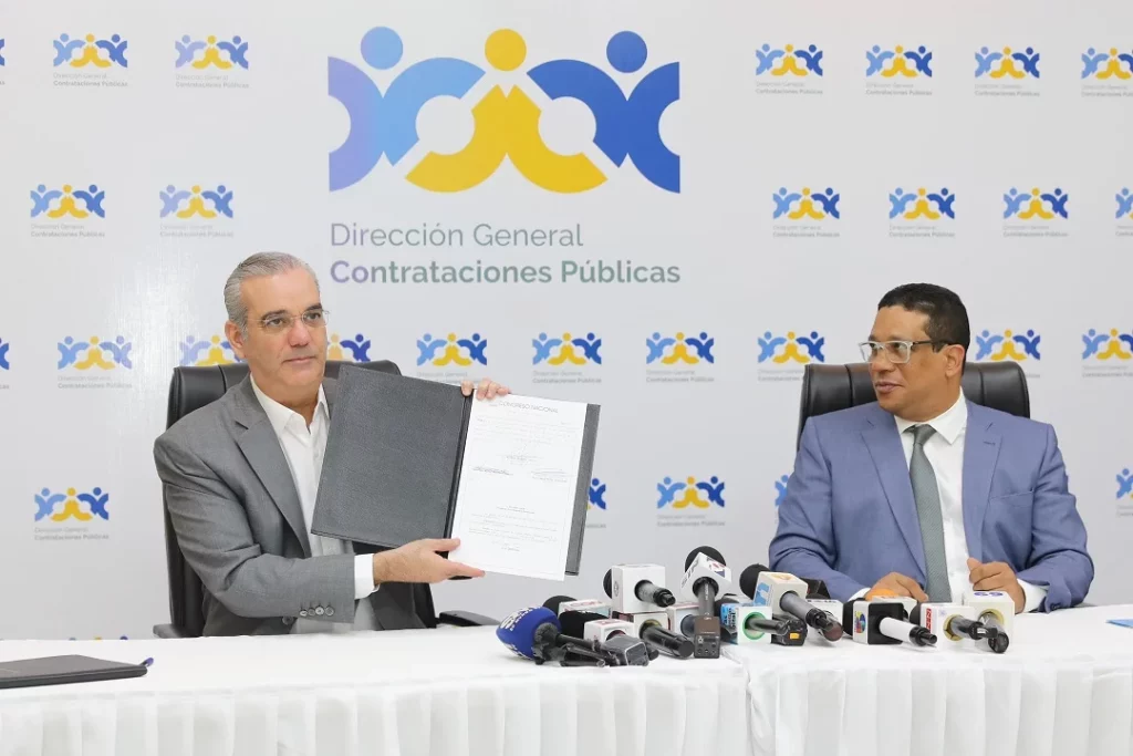Nueva Ley Compras - Luis Abinader - Carlos Pimentel