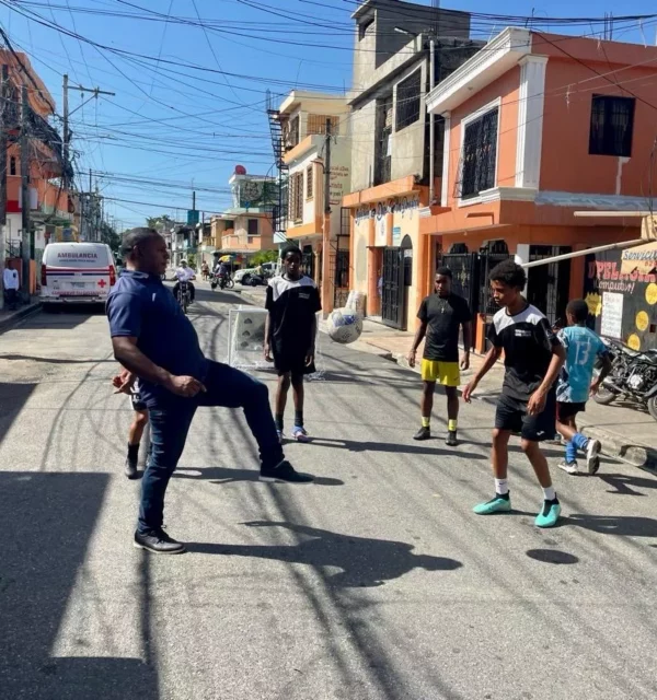 El Gerente de Desarrollo Técnico y Capacitaciones de la Federación Dominicana de Fútbol, Mariano Pérez Tejada, durante la clínica que ofreció a niños del Club Tierra Santa de Capotillo