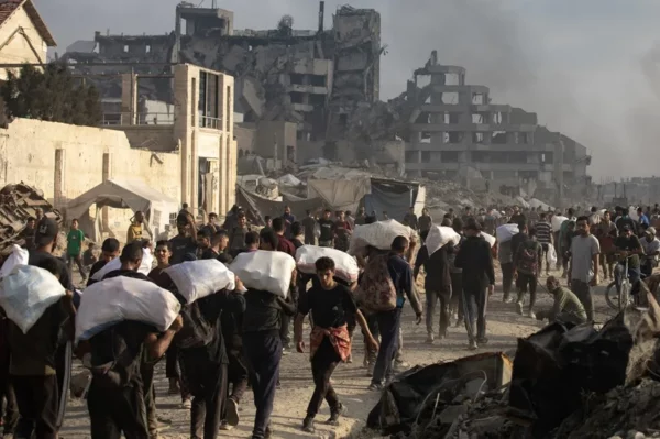 Palestinos en busca de comida en Gaza.