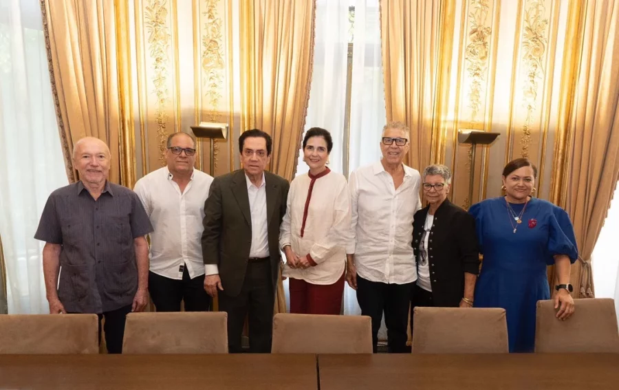 Gerardo Mosquera,Fausto Ortiz,Tony Raful,María A. León,Polibio Díaz,Mayra Johnson y Sara Hermann Gerardo Mosquera,Fausto Ortiz,Tony Raful,María A. León,Polibio Díaz,Mayra Johnson y Sara Hermann