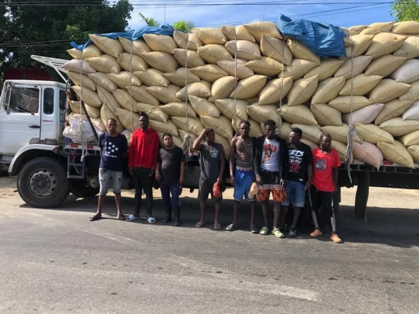 Haitianos en condición migratoria irregular detenidos en Montecristi.