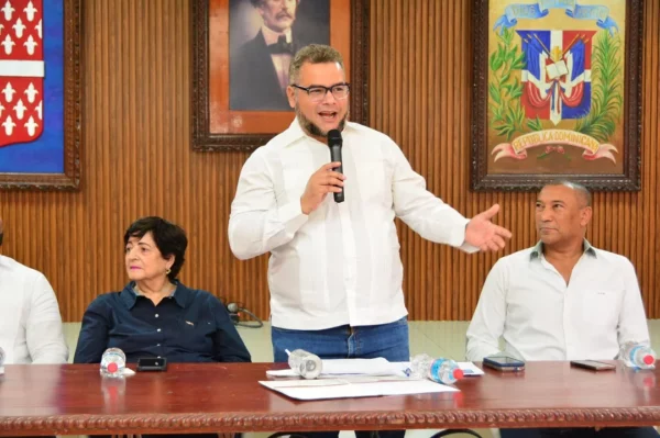 Hecmilio Galván explica planes del desarrollo turístico de Miches