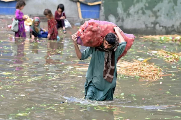 Hombre carga saco de papa