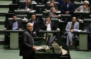 Imagen de archivo del presidente de Irán, Masoud Pezeshkian (c) en una intervención en el Parlamento EFE