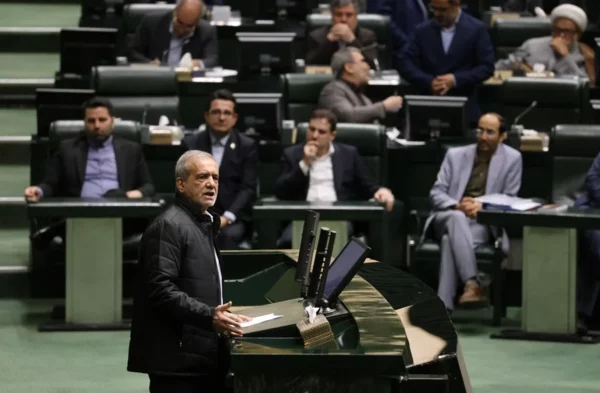 Imagen de archivo del presidente de Irán, Masoud Pezeshkian (c) en una intervención en el Parlamento EFE