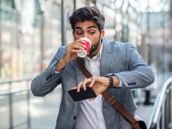 Joven llegando tarde