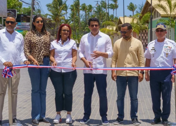 Ministro de Turismo y representantes de Samaná.