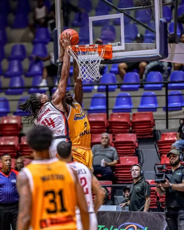 Indios-MIGUEL SIMÓN (13), INDIOS_ HENRY SIMS (21), METROS