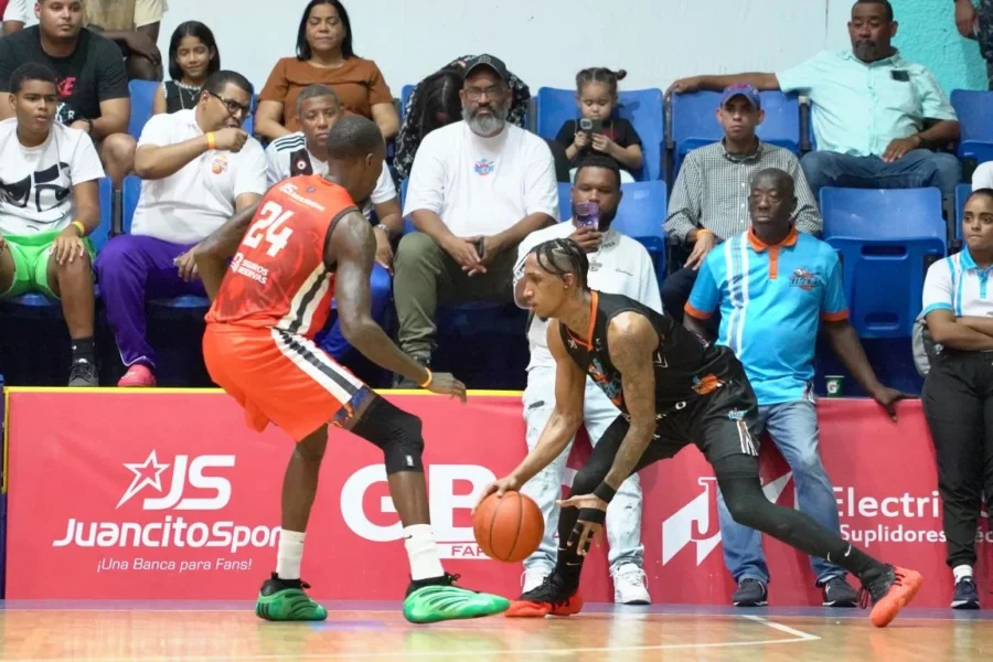 JASSEL PÉREZ (10), TITANES_ TRAHSON BURREL (24), LEONES JASSEL PÉREZ (10), TITANES_ TRAHSON BURREL (24), LEONES