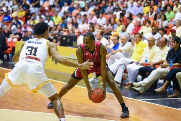 JUAN MIGUEL SUERO DEFENDIDO POR JHERY MATOS