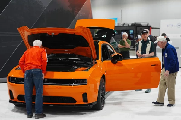 Compradores observan un Dodge Charger Daytona 2025 en la exhibición de Stellantis en el Salón del Automóvil de Colorado, el 17 de abril de 2025, en Denver.