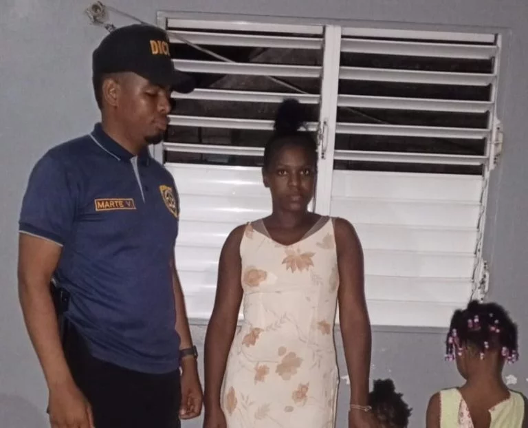 Jessica-Perez-Marcelino-junto-a-sus-hijas-al-ser-localizadas-por-las-autoridades-Foto-Policia-Nacional-768×622 Jessica-Perez-Marcelino-junto-a-sus-hijas-al-ser-localizadas-por-las-autoridades-Foto-Policia-Nacional-768×622