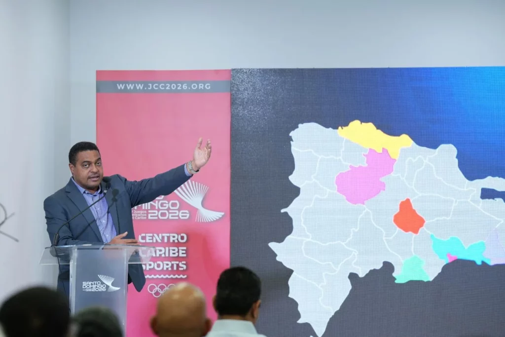 José P. Monegro, presidente del Comité Organizador de los Juegos Centroamericanos y del Caribe 2026, explica  los lugares donde se competirá en el evento internacional.