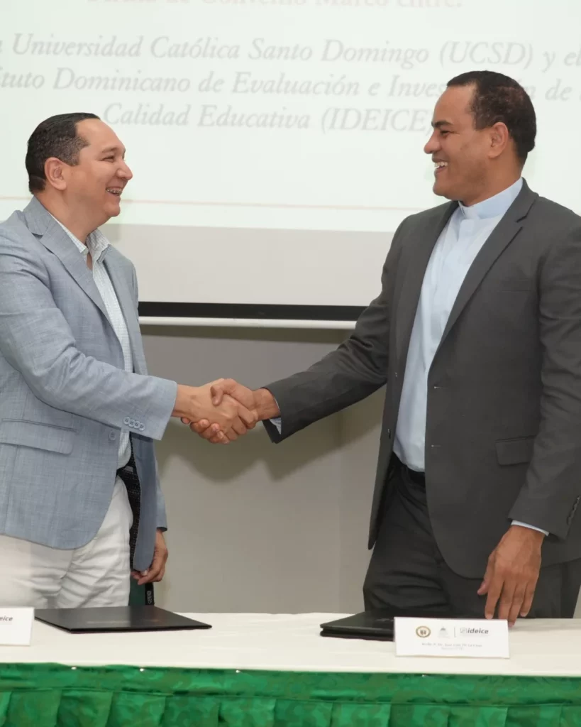 El director de Ideice Jesús Antonio Andújar y el Reverendo Padre José Luis de la Cruz, rector de la UCSD.