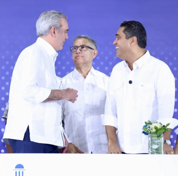 Presidente Luis Abinader junto al ministro de Deportes, Kelvin Cruz, y el viceministro de Tiempo Libre y Eventos Especiales, Kennedy Vargas.