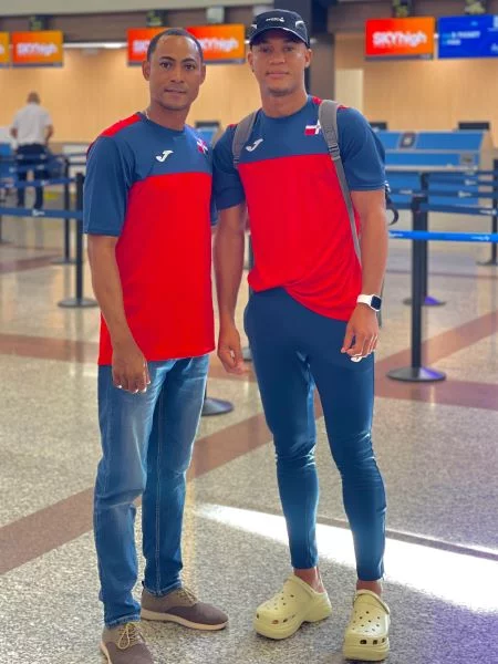 Kenny Núñez Veras, entrenador nacional de Pentatlón Moderno, y el pentatleta Gabriel Domínguez, en su salida del país con rumbo a Ecuador. Kenny Núñez Veras, entrenador nacional de Pentatlón Moderno, y el pentatleta Gabriel Domínguez, en su salida del país con rumbo a Ecuador.
