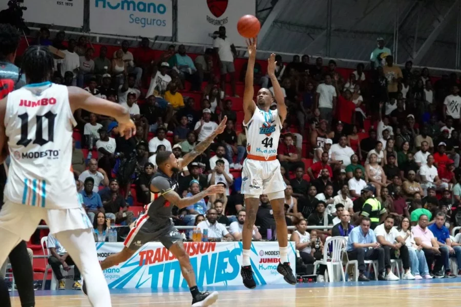 LUIS DAVID MONTERO (44), TITANES_ JAYSON VALDEZ, LEONES LUIS DAVID MONTERO (44), TITANES_ JAYSON VALDEZ, LEONES