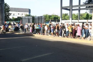 Largas filas por el cierre temporal de cinco estaciones del Metro de Santo Domingo