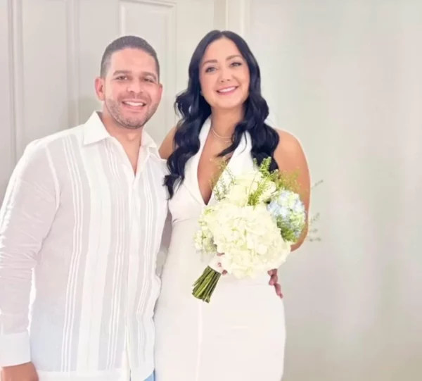 Larimar Fiallo y su esposo.