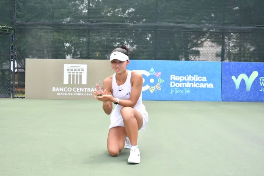 Lee-La coreana Ha Eum Lee muestra su trofeo de campeona de sencillos. Lee-La coreana Ha Eum Lee muestra su trofeo de campeona de sencillos.