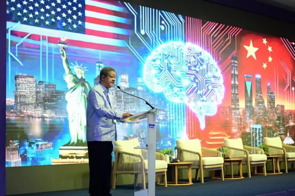 Leonel hablando sobre Inteligencia Artificial en La Romana