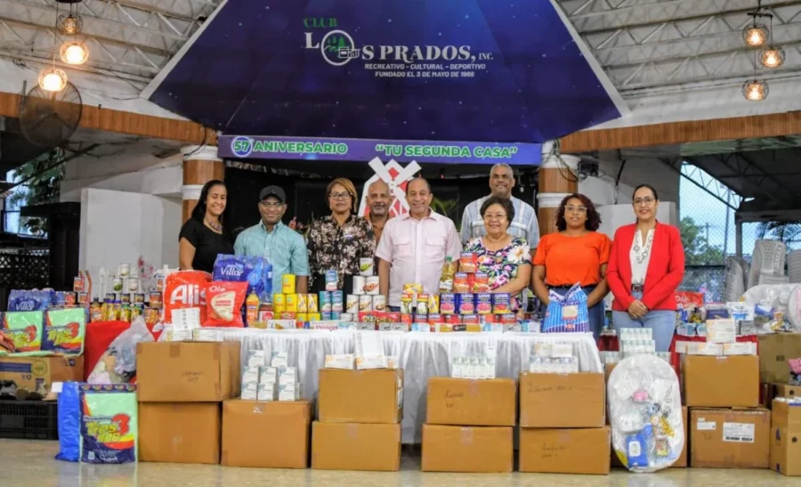 Los Prados-Jorge Ramírez, presidente del club Los Prados, al centro, encabeza el acto de entrega de la donación a la Asociación de Enriquillenses Ausentes. Los Prados-Jorge Ramírez, presidente del club Los Prados, al centro, encabeza el acto de entrega de la donación a la Asociación de Enriquillenses Ausentes.