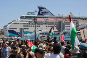 Manifestantes en contra de crucero israelí en Creta.