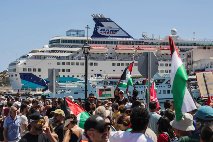 Manifestantes en contra de crucero Israelí Manifestantes en contra de crucero Israelí