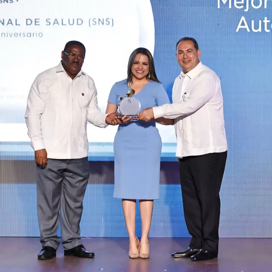 Mario Lama, director del SNS entrega premio a directora del Hospital Pediátrico Hugo Mendoza Mario Lama, director del SNS entrega premio a directora del Hospital Pediátrico Hugo Mendoza