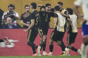 Jugadores de México celebran triunfo