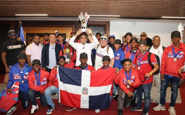Ministro Kelvin Cruz junto al equipo que ganó la Serie del Caribe Kids
