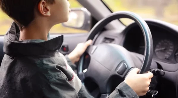 Ley en Virginia penaliza con 1 año de cárcel y US$2,500 a propietarios vehículos dejen conducir menores