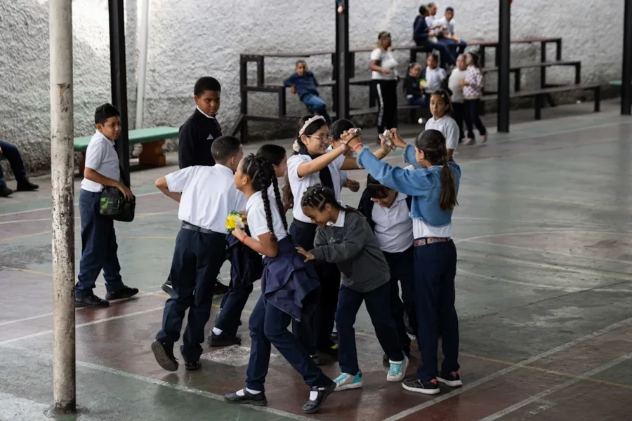 Niños jugando en la escuela Niños jugando en la escuela