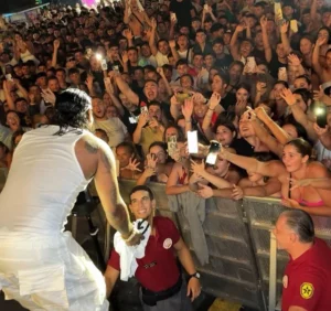 Omega fue recibido por un público eufórico en Gran Canaria