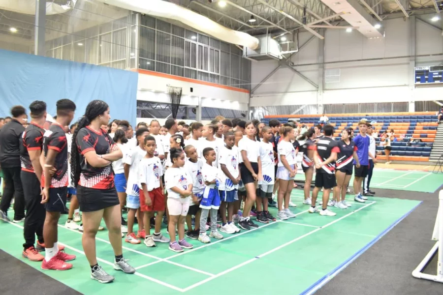 PIE DE FOTO 2 BADMINTOBadmintonN Vista de los participantes en el Torneo New Horizons Internacional Junior de Badminton (1)