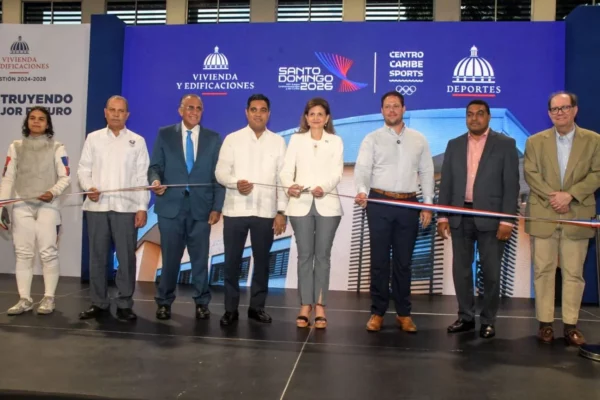 La vicepresidenta de la República, Raquel Peña, corta la cinta para hacer entrega del pabellón de Esgrima